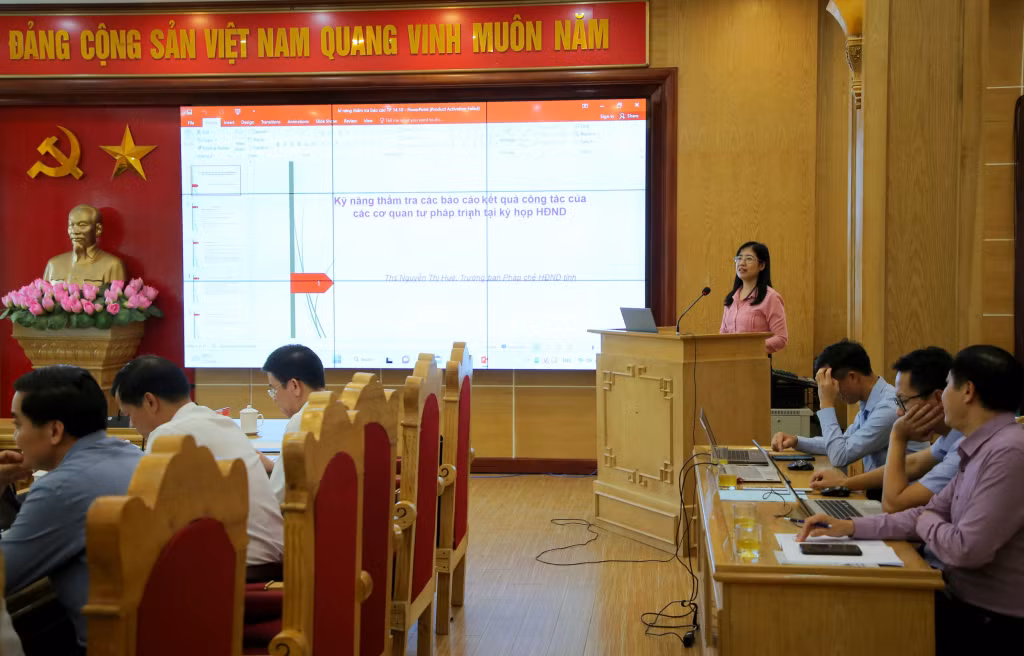 Đồng chí Nguyễn Thị Huệ, Trưởng Ban Pháp chế HĐND tỉnh chia sẻ tới các đại biểu dự hội nghị kỹ năng, kinh nghiệm thẩm tra của Ban Pháp chế đối với báo cáo kết quả công tác của một số đơn vị trình tại các kỳ họp thường lệ của HĐND.