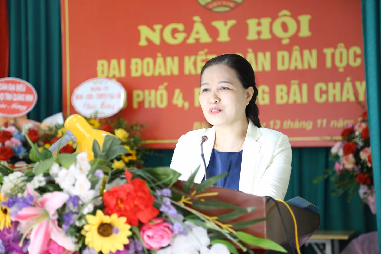Đồng chí Đỗ Thị Lan, Phó Chủ nhiệm Ủy ban Xã hội của Quốc hội, Đại biểu Quốc hội tỉnh Quảng Ninh phát biểu tại Ngày hội Đại đoàn kết của khu 4, phường Bãi Cháy.