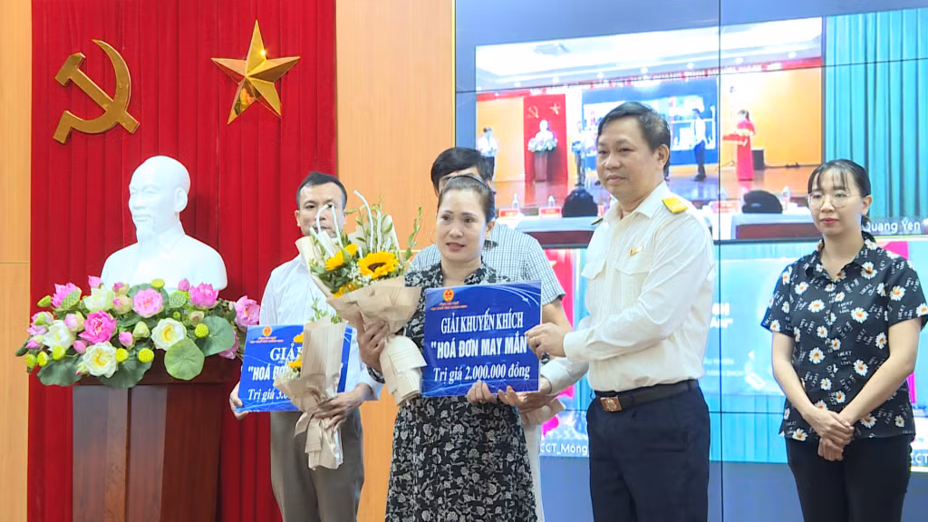 Đại diện lãnh đạo Cục thuế tỉnh trao giải cho người nộp thuế trúng thưởng.
