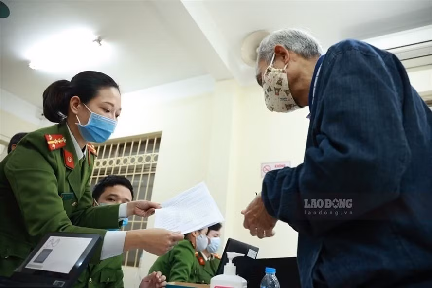 Người dân đi làm căn cước công dân tại Hà Nội. Ảnh Hải Nguyễn