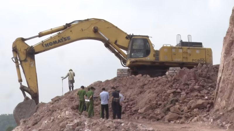 Ban chuyên án kiểm tra, bắt quả tang các đối tượng đang sử dụng máy xúc để khai thác khoảng sản (đất) trái phép.