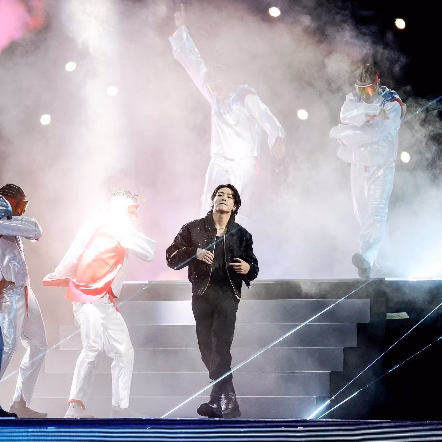 “Em út” BTS Jungkook tỏa sáng trên sân khấu khai mạc World Cup 2022. Ảnh: FIFA
