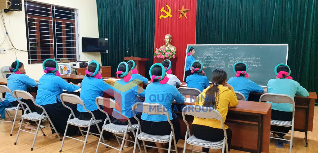 Lớp học xóa mù chữ tại các thôn, bản vùng cao của huyện Bình Liêu (11-2022). Ảnh: Hoài Minh