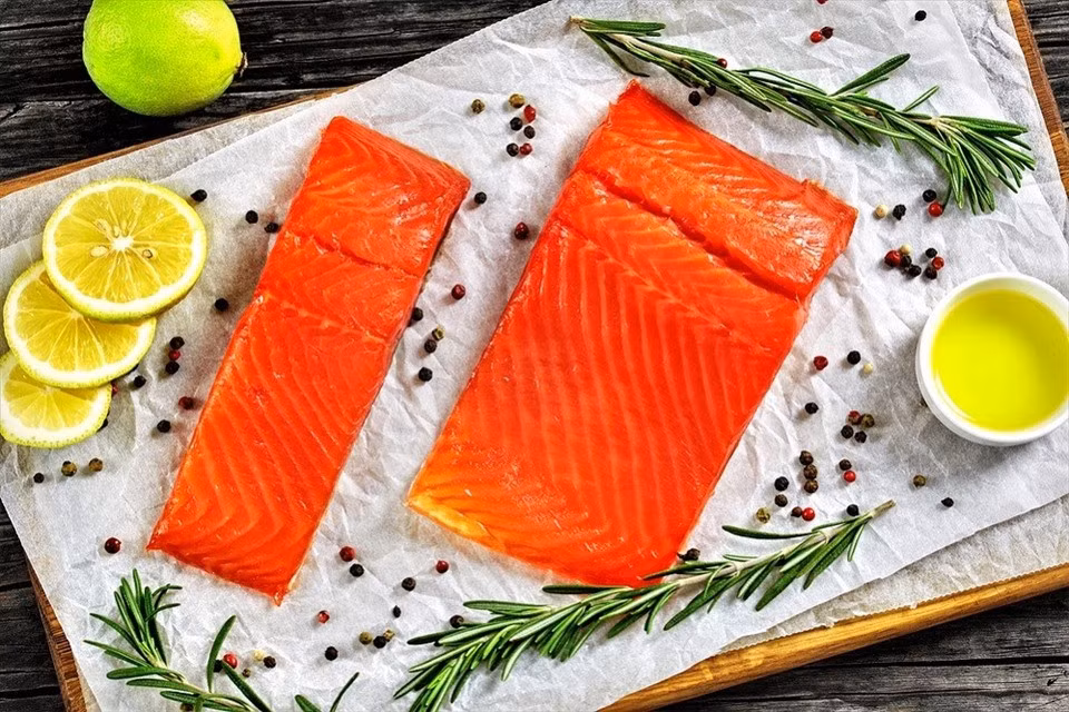 Cá béo giàu axit béo omega-3 có thể giúp làm giảm các triệu chứng viêm khớp dạng thấp. Ảnh: AFP
