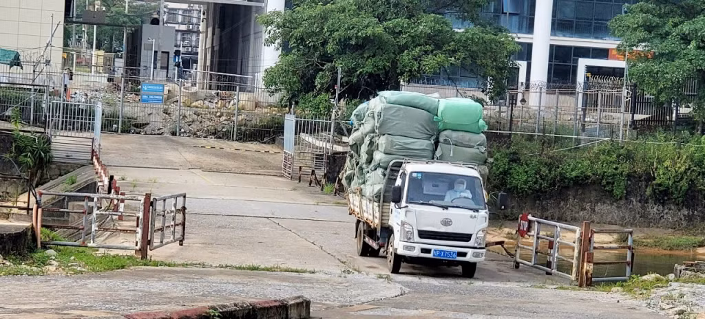 Hoạt động xuất nhập khẩu hàng hóa qua cửa khẩu Bắc Phong Sinh (Ảnh chụp ngày 26/9)