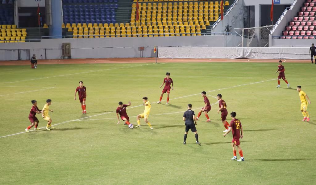 Hàng phòng ngự lùi sâu và chơi tập trung của TP Hồ Chí Minh khiến Hà Nội không tìm được đường đưa bóng vào khung thành.