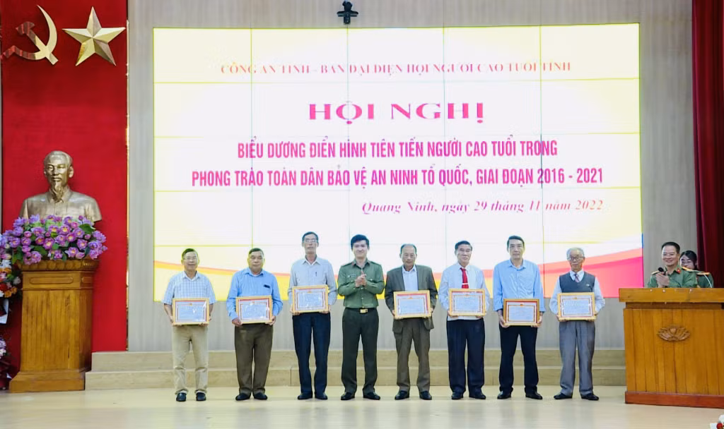 Đại diện lãnh đạo Công an tỉnh trao Giấy khen của Công an tỉnh cho các cá nhân điển hình là người cao tuổi có thành tích xuất sắc trong phong trào Toàn dân bảo vệ ANTQ giai đoạn 2016-2021.