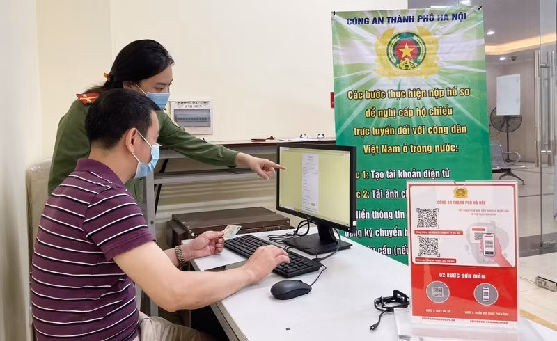 Hiện nay, người dân có thể đăng ký làm hộ chiếu phổ thông không gắn chip qua Cổng dịch vụ công trực tuyến. Ảnh: Trần Vương.