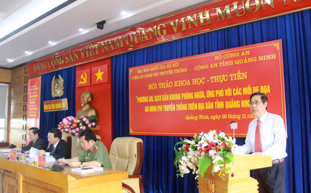Các đại biểu phát biểu tham luận tại hội thảo.