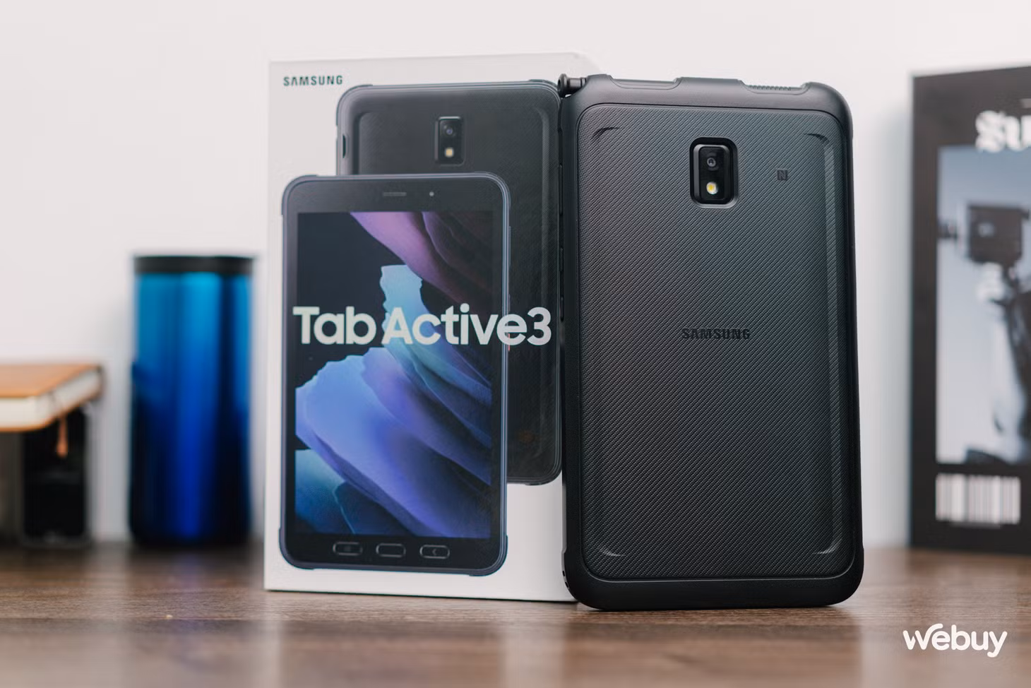 Đúng như tên gọi, Galaxy Tab Active3 là dòng tablet đặc biệt của Samsung được chú trọng vào độ bền bỉ. Nếu như những dòng tablet khác khi rơi có thể dễ dàng bị vỡ hay móp, thì Galaxy Tab Active3 sẽ không hề hấn gì nhờ lớp vỏ cực kỳ cứng cáp.