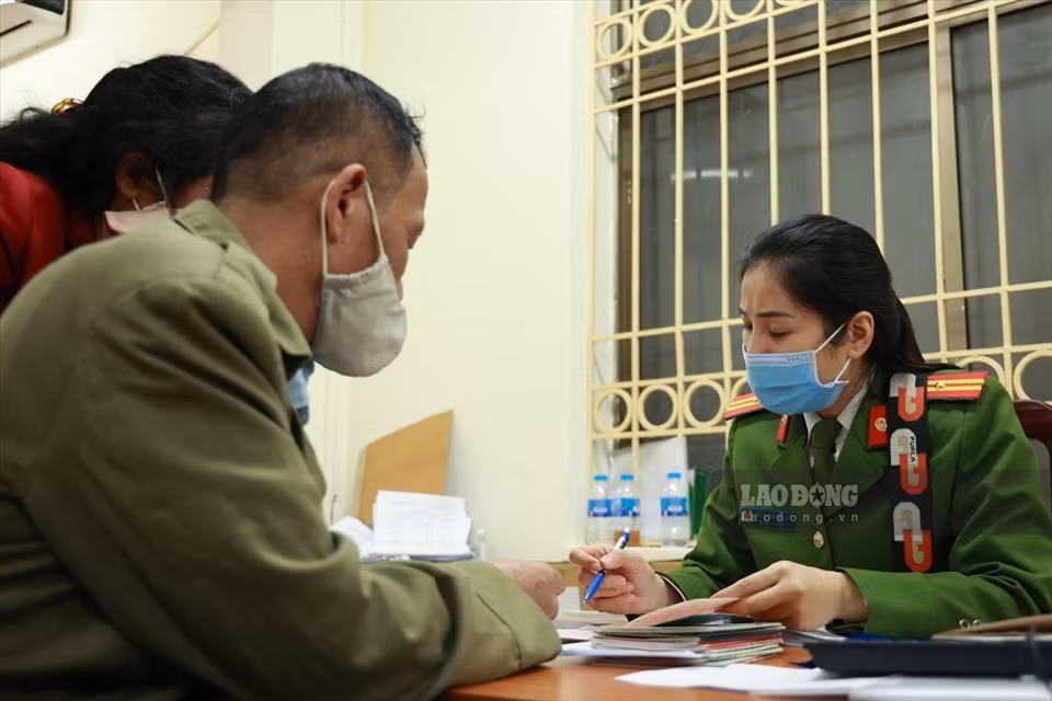 Người dân có thể sử dụng một trong những loại giấy tờ được phép thay thế Chứng minh nhân dân. Ảnh minh họa: Hải Nguyễn.