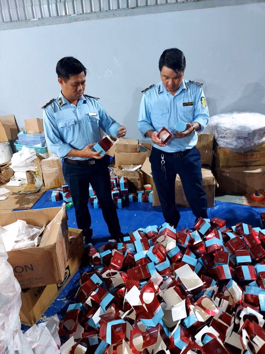 Những vỏ hộp vứt ngổn ngang.