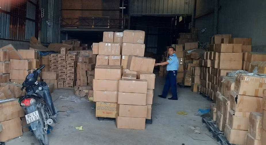 Kho hàng có số lượng lớn hàng hoá vi phạm.