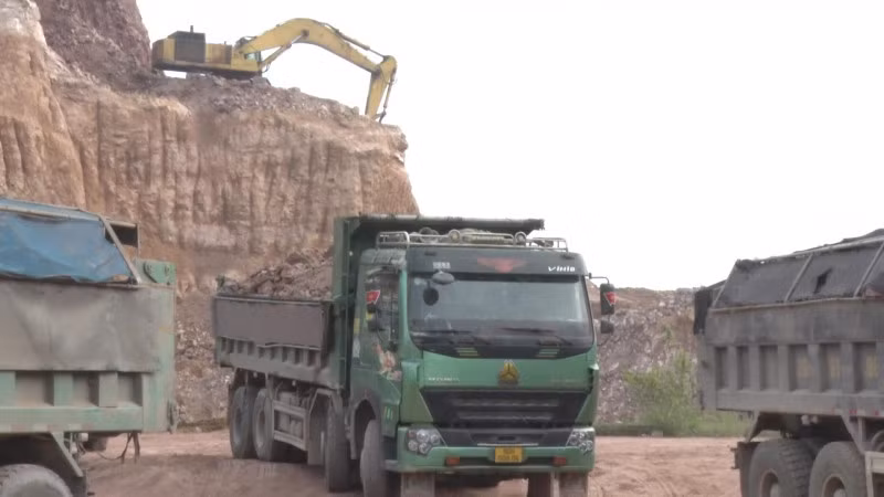 Các ô tô tải chuyên dụng chở khoáng sản (đất) tại hiện trường bị tạm giữ để phục vụ điều tra.