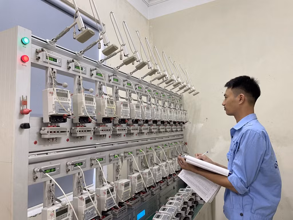 Cán bộ Chi cục TCĐLCL theo dõi các thiết bị đo lường.