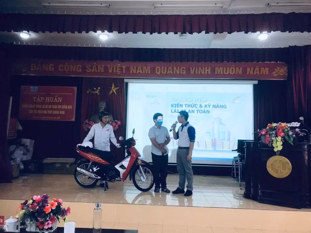 Công an huyện Tiên Yên phối hợp với Ban ATGT tỉnh, Công ty Honda Việt Nam tập huấn nâng cao kỹ năng lái xe an toàn cho người DTTS huyện.