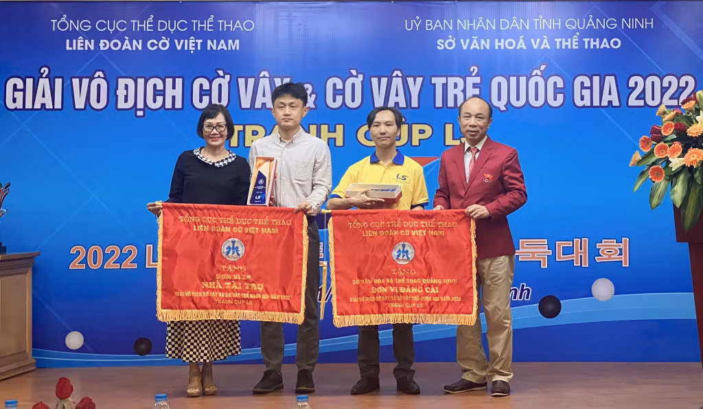 Liên đoàn cờ Việt Nam trao cờ lưu niệm cho đơn vị đăng cai và nhà tài trợ giải.