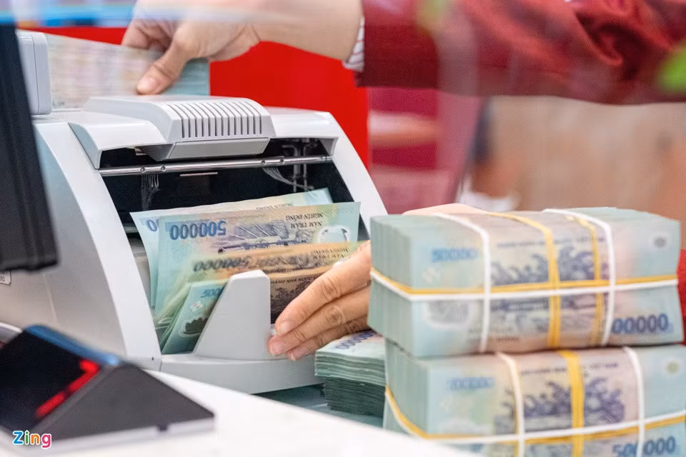 Ngân hàng Nhà nước đã giảm mạnh khối lượng tiền Đồng bơm ra thị trường khi lãi suất liên ngân hàng hạ nhiệt. Ảnh: Chí Hùng.
