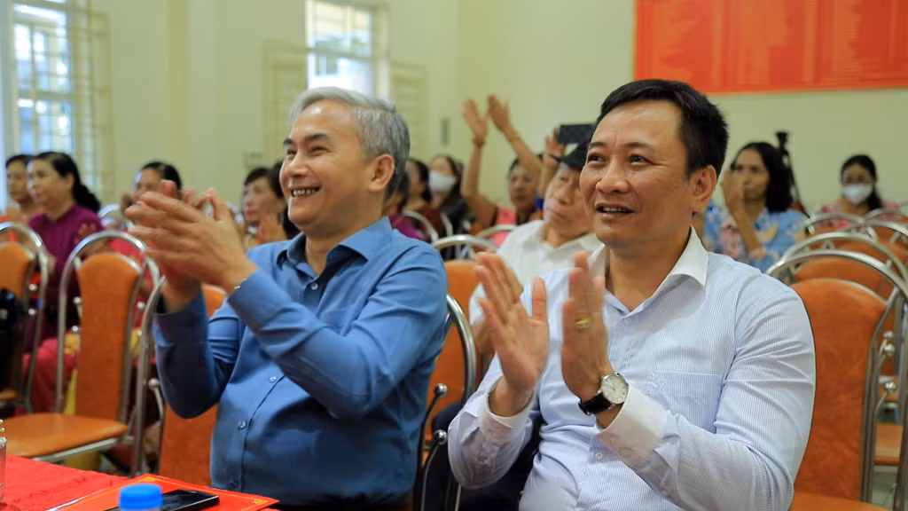 Đồng chí Vũ Anh Tuấn, Ủy viên BTV Tỉnh ủy, Bí thư Đảng ủy Than Quảng Ninh chung vui cùng người dân khu 6, phường Hồng Hà, TP Hạ Long.