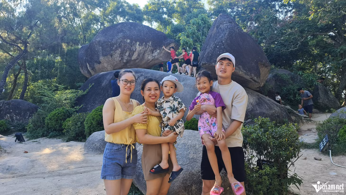 Du khách thích thú tham quan hòn Trống Mái và chụp ảnh lưu niệm.