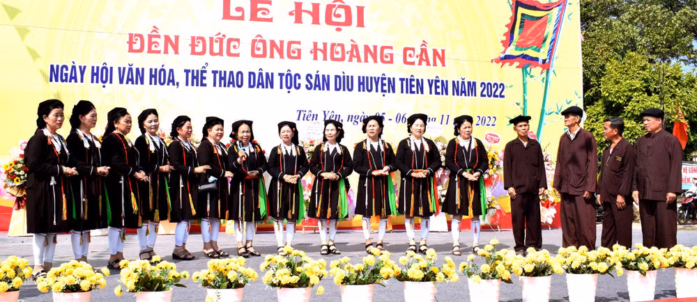 Lễ hội Sán Dìu ở huyện Tiên yên năm 2022 mới đây có sự tham gia của nhiều cộng đồng người Sán Dìu trong cả nước. Ảnh: Cộng đồng người Sán Dìu đến từ tỉnh Tuyên Quang hát Soọng cô giao lưu tại Lễ hội