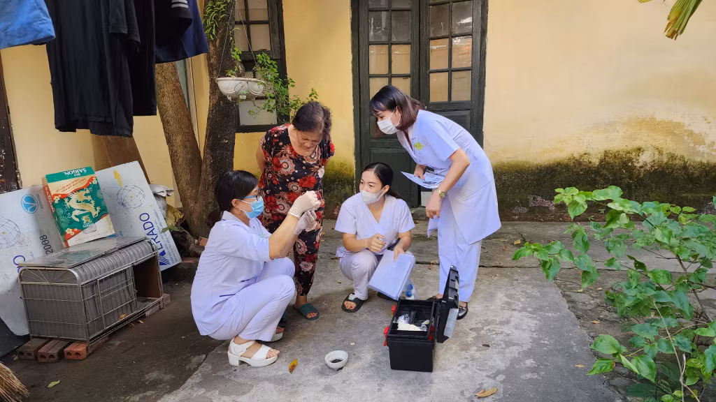  Cán bộ y tế của CDC Quảng Ninh và Trạm Y tế phường Hồng Hải (TP Hạ Long) giám sát, điều tra muỗi, lăng quăng tại tổ 6, khu 7, phường Hồng Hải. 