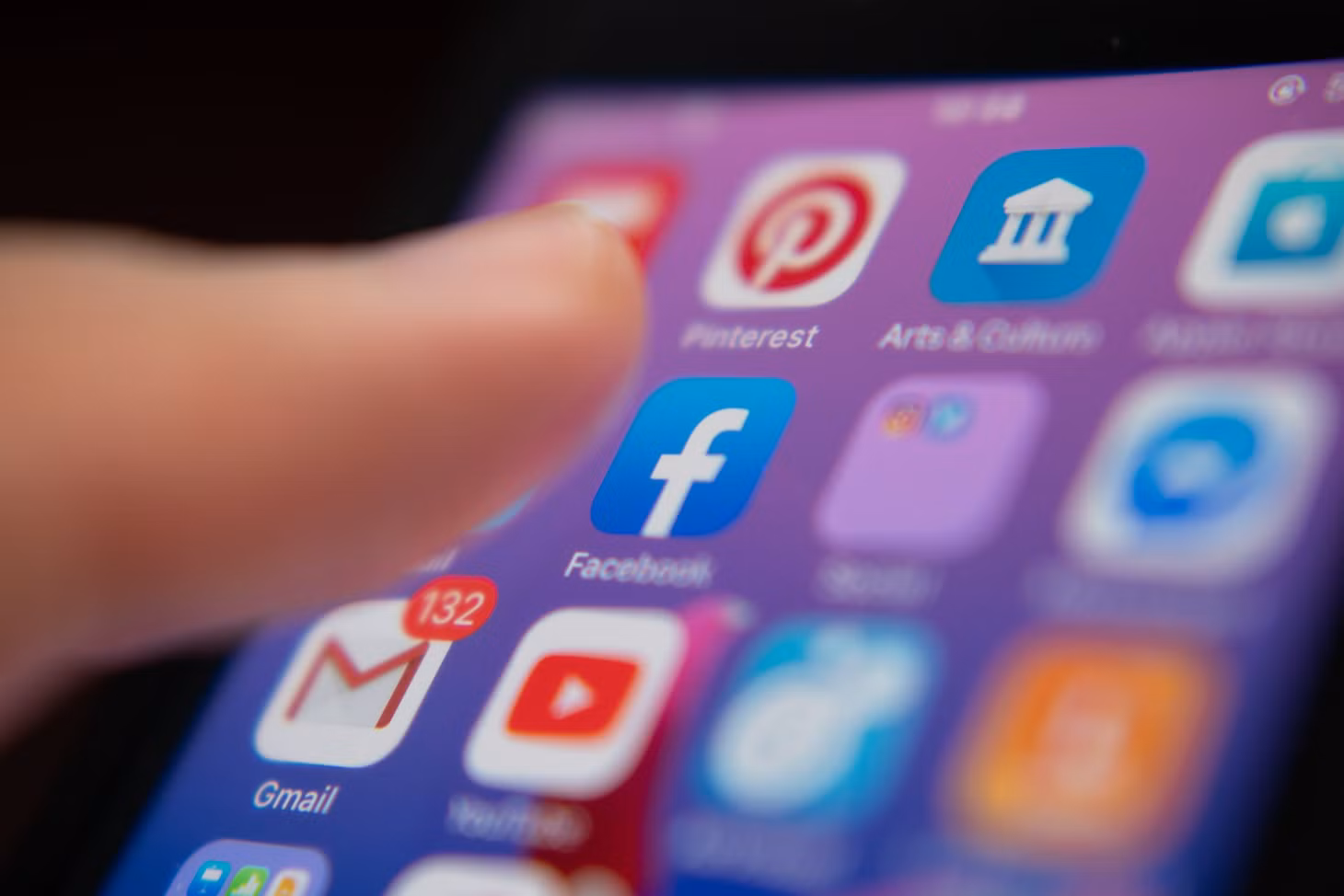 Các mạng xã hội phải chặn, gỡ bỏ hàng chục nghìn thông tin giả mạo. Ảnh minh hoạ: Internet