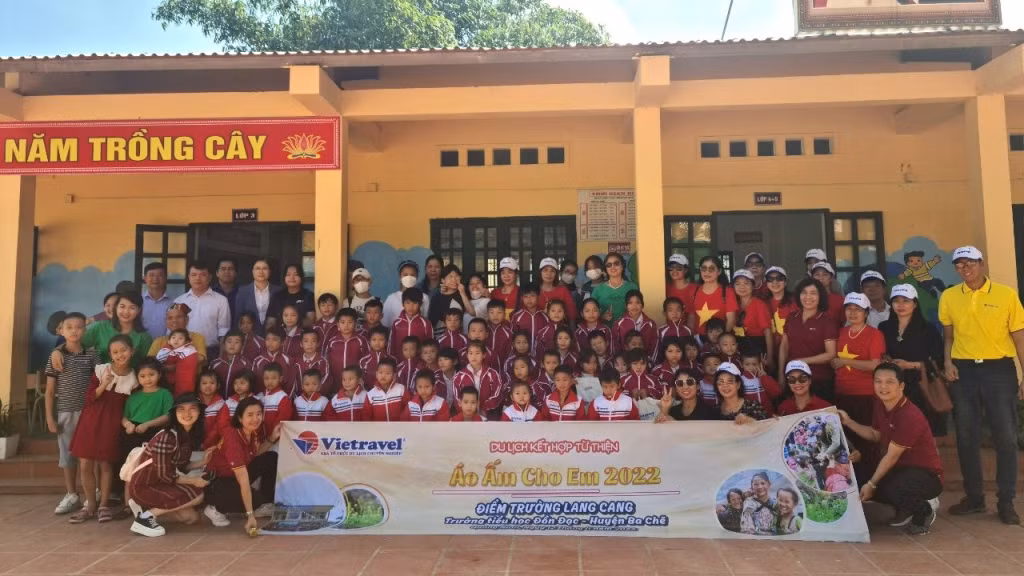 Đoàn du khách chụp ảnh với thầy, cô giáo và các em học sinh tại Điểm trường Lang Cang, xã Đồn Đạc, huyện Ba Chẽ.