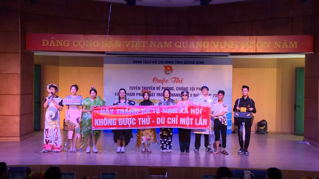 Phần thi Giới thiệu của Đội thi TP Cẩm Phả.