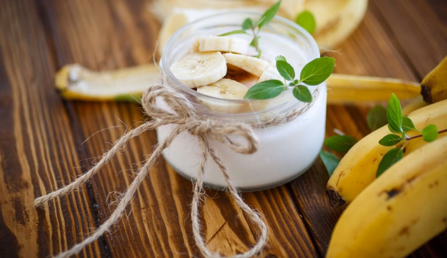 Cho một quả chuối chín vào sữa chua để ăn sáng có lợi cho việc giảm cân. Ảnh: Vecteezy.