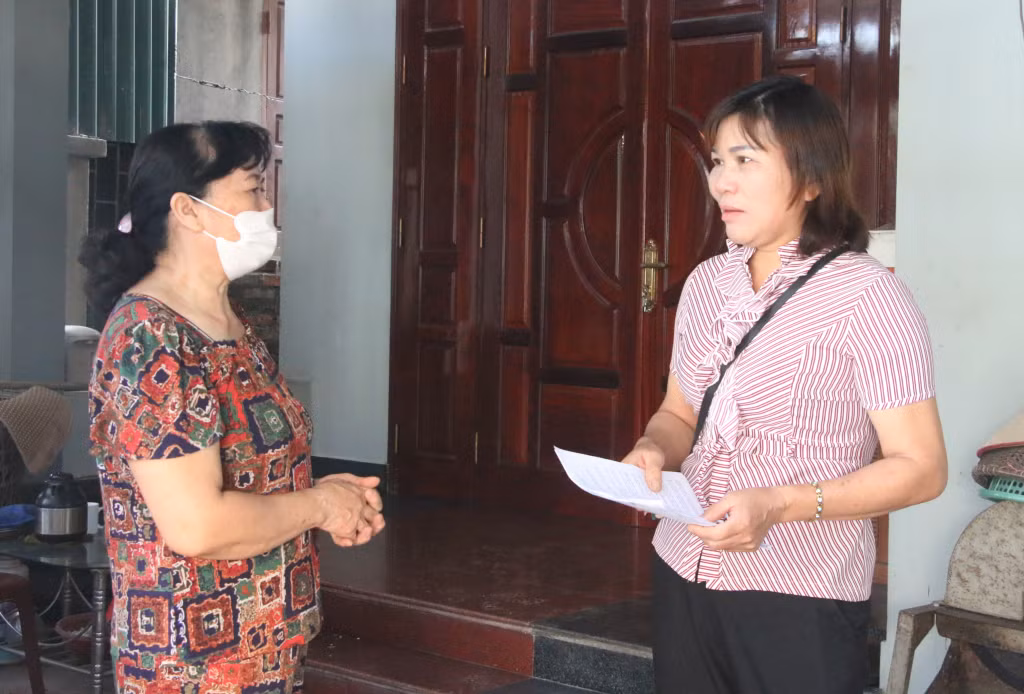 Chị Lam Thị Thanh Hải (bên phải) trò chuyện, nắm bắt tình hình nhân dân khu phố.