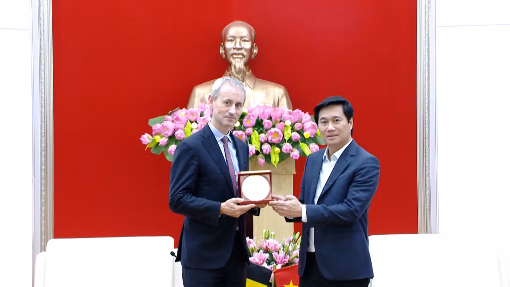 Đồng chí Nguyễn Tường Văn, Phó Bí thư Tỉnh ủy, Chủ tịch UBND tỉnh tặng quà ngài Jeroen Cooreman, Vụ trưởng Vụ quan hệ song phương Bộ Ngoại giao Bỉ.