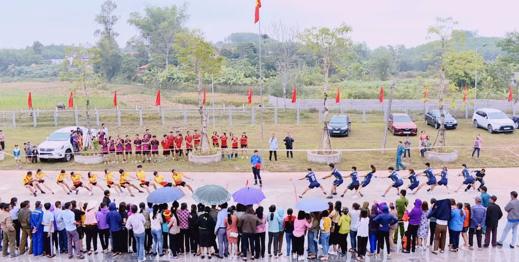 Trò chơi kéo co, xã Bình Dân (huyện Vân Đồn) đầy hào hứng trong Ngày hội Đại đoàn kết toàn dân tộc của xã.