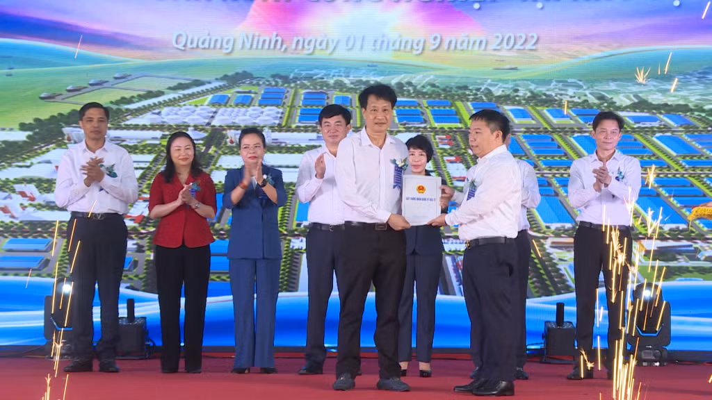 Tỉnh Quảng Ninh trao Giấy chứng nhận đầu tư cho Dự án Nhà máy phụ tùng động cơ máy nông nghiệp tại Đầm Nhà Mạc (TX Quảng Yên), tháng 9/2022.