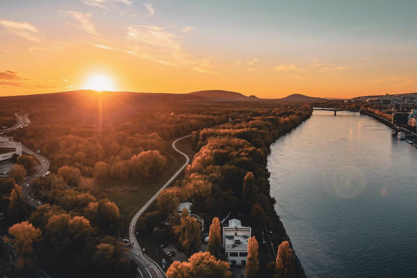 Mùa thu tại Bratislava đẹp nhất vào cuối tháng 10, đầu tháng 11 hàng năm khi sắc vàng nhuộm kín khắp các con đường, góc phố, khu rừng, tiết trời se se lạnh, dễ chịu. Dọc bờ sông Danube - con sông chảy qua tám nước châu Âu, những hàng cây đang mùa thay lá, đẹp mộng mơ. "Những bức ảnh này được tôi ghi lại vào khoảng 17-18h chiều, từ trên điểm ngắm cảnh của cầu UFO. Ngày đẹp trời, nơi đây thu hút rất đông người dân và du khách tìm tới chiêm ngưỡng, chụp ảnh khung cảnh mùa thu bao trùm thành phố. Chi phí lên đây là khoảng 10 Euro/người (khoảng 250.000 đồng)", anh An cho biết