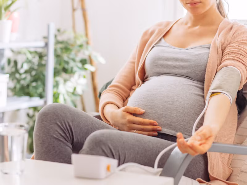 Thời tiết thay đổi khiến mẹ bầu dễ mắc bệnh do sức đề kháng kém (Ảnh minh họa)