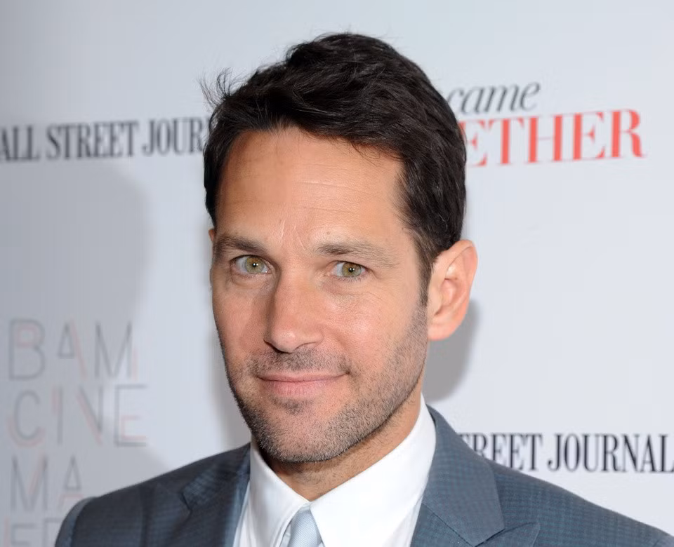 Paul Rudd (1969) là một nam diễn viên, nghệ sĩ hài, biên kịch kiêm nhà sản xuất phim người Mỹ. Anh nổi tiếng với nhiều dự án phim thành công như series Friends, The 40-Year-Old Virgin, Knocked Up,... Gần đây, tài tử thủ vai siêu anh hùng Ant-Man (Người Kiến) trong vũ trụ điện ảnh Marvel. Paul Rudd thường xuyên được đồng nghiệp, khán giả khen ngợi có ngoại hình trẻ trung và tính cách vui vẻ, thân thiện. Ảnh: Alphacoders.