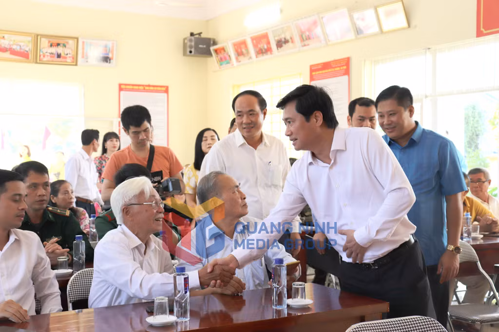 Chủ tịch UBND tỉnh Nguyễn Tường Văn bắt tay, trò chuyện với người dân khu phố 7, phường Hải Yên.