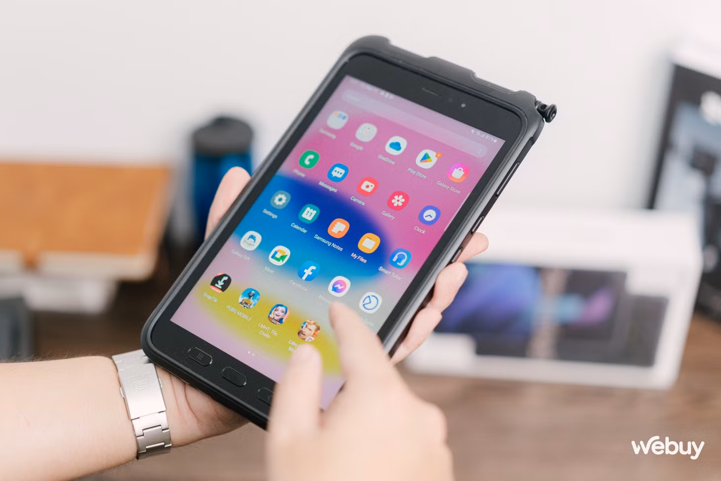 Màn hình của Galaxy Tab Active3 có kích thước 8 inch, độ phân giải 1200x1920 và sử dụng công nghệ LCD. Kích thước này tương đối vừa vặn với các tác vụ cơ bản của người dùng. Điểm đặc biệt của màn hình này là người dùng có thể sử dụng nó kèm găng tay. Đây là điều rất hữu ích trong môi trường khắc nghiệt về nhiệt độ.