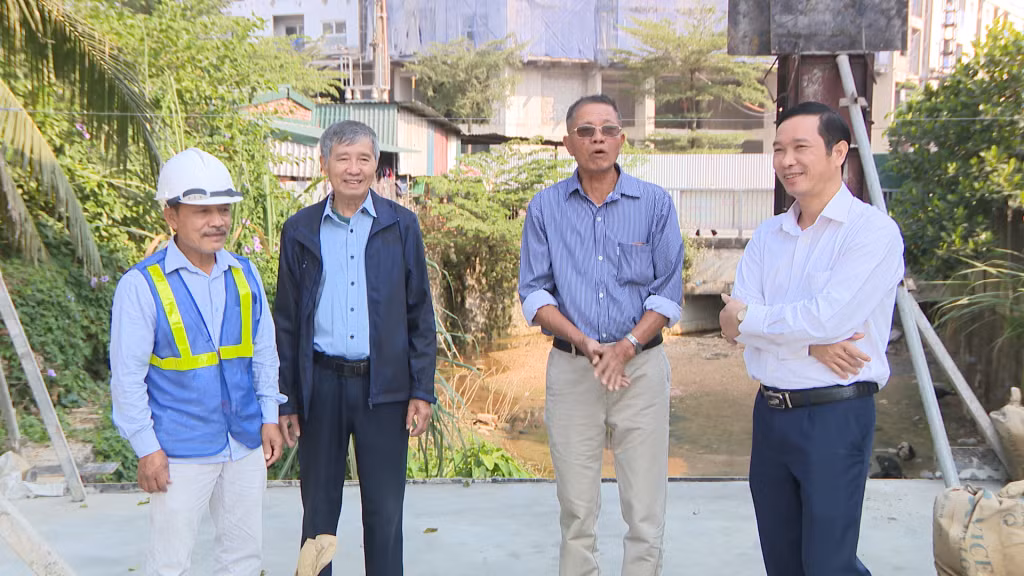 Ông Lê Hồng Cẩm (thứ 2 trái sang) nắm bắt tình hình mở rộng sân Nhà văn hoá khu.