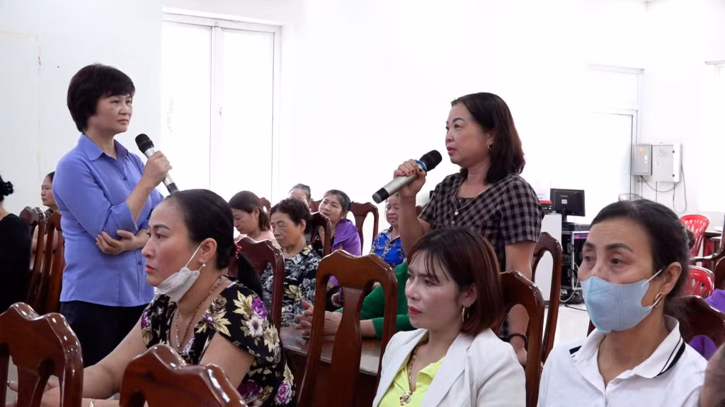 Hội LHPN TP Cẩm Phả phối hợp với Viện KSND thành phố tuyên truyền phòng chống xâm hại trẻ em và một số quy định về thừa kế trong Bộ luật dân sự 2015 tại phường Mông Dương. Ảnh: Vũ Hiền (Trung tâm TT-VH Cẩm Phả)