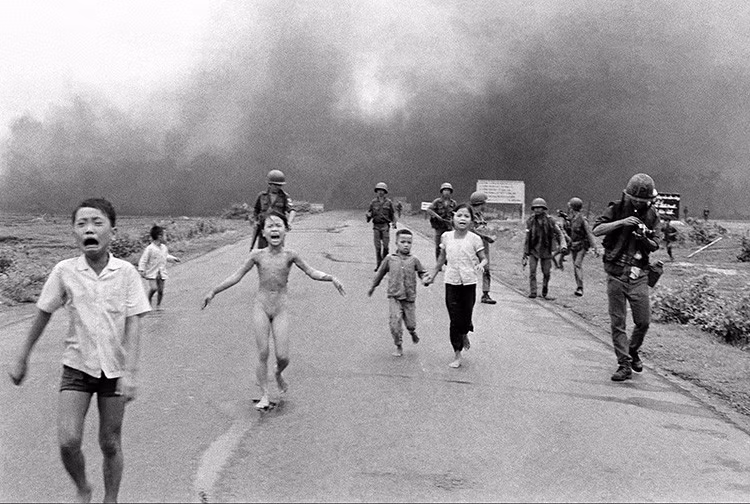 Bức ảnh ''Em bé Napalm'' gây chấn động dư luận về nỗi đau từ cuộc chiến tranh. (Ảnh tư liệu của Nick Út)