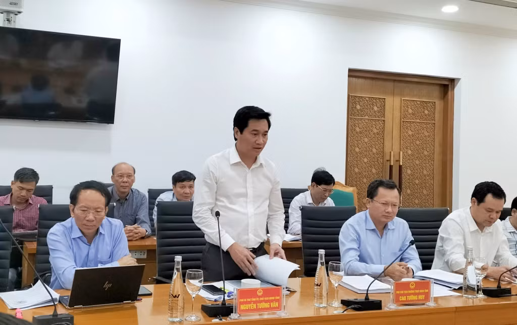Đồng chí Nguyễn Tường Văn, Chủ tịch UBND tỉnh phát biểu tại buổi làm việc.