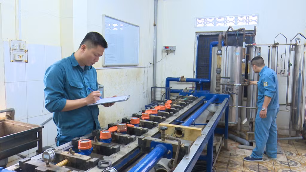 Nhân viên Công ty CP Nước sạch Quảng Ninh kiểm tra hệ thống đồng hồ nước.