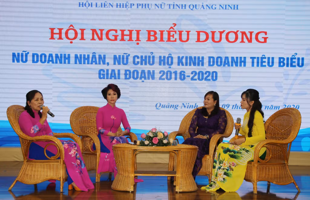 Giao lưu với các nữ doanh nhân tiêu biểu tại Hội nghị biểu dương nữ doanh nhân, nữ chủ hộ kinh doanh tiêu biểu giai đoạn 2016-2020.