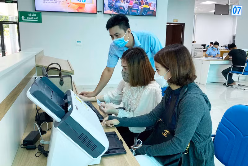 Cán bộ Trung tâm Phục vụ Hành chính công tỉnh hướng dẫn người dân nộp hồ sơ TTHC trên hệ thống dịch vụ công trực tuyến của tỉnh.