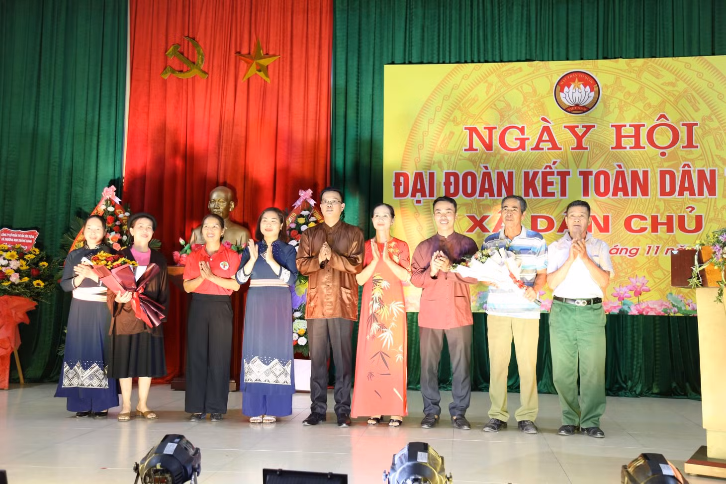 Ra mắt hai mô hình điểm: "Tuyến đường An ninh tự quản sáng, xanh, sạch, đẹp, an toàn" tại thôn 1 và "Giữ gìn bản sắc văn hóa dân tộc Tày giai đoạn 2021-2025" tại thôn 2, xã Dân Chủ.