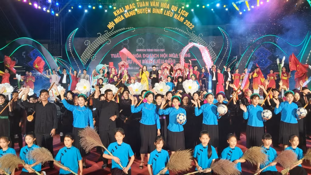 Chương trình nghệ thuật đặc sắc "Bản tình ca mùa vàng" khai mạc Tuần Văn hóa - Du lịch, Hội Mùa vàng Bình Liêu năm 2022.