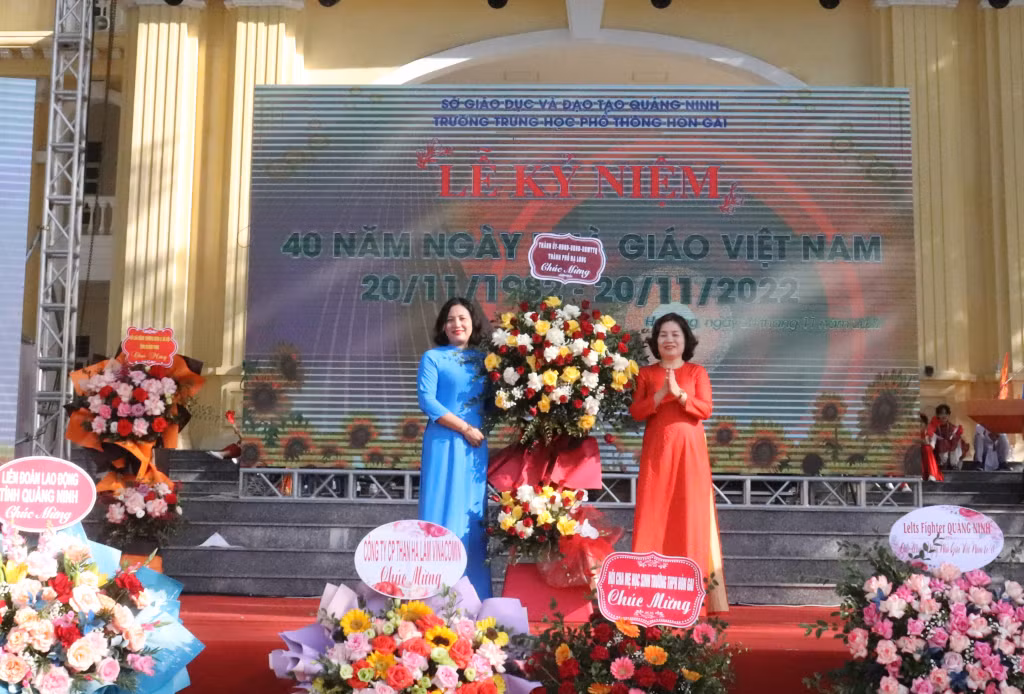 Đại biểu tặng hoa chúc mừng nhà trường.