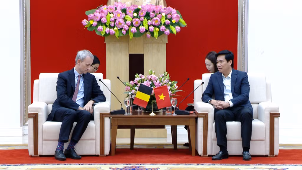 Đồng chí Nguyễn Tường Văn, Phó Bí thư Tỉnh ủy, Chủ tịch UBND trao đổi về công tác đồng hành, hỗ trợ của tỉnh đối với các dự án do doanh nghiệp Bỉ làm chủ đầu tư tại TX Quảng Yên.